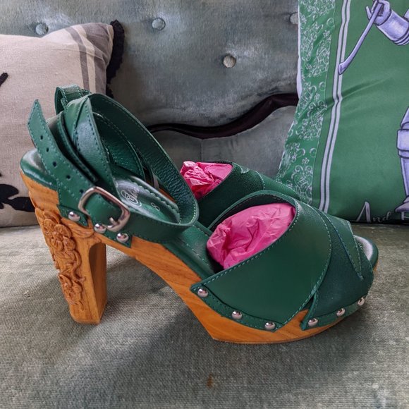 Lucky Lou Tiki Shoes Size 8 Brand new! Sold out on site! - Picture 5 of 7